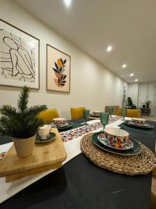 Cette chambre comprend une table avec des assiettes de nourriture. dans l'établissement Casa De Mariposas Viola, à Faro