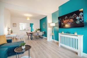 een woonkamer met een bank en een eetkamer bij Open Haven Collective with Man Cave and Parking 10PPL in Handsworth