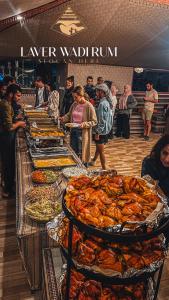 Una línea de buffet con muchos tipos diferentes de comida. en Laver wadi rum, en Wadi Rum 71 fotos más