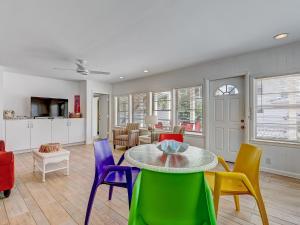 ein Wohnzimmer mit einem Tisch und bunten Stühlen in der Unterkunft Coops Retreat in Tybee Island