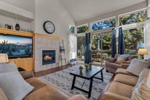 a living room with a couch and a fireplace at Aspen Retreat - Meredith Lodging in Redmond