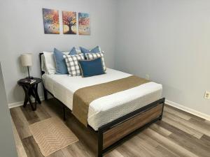 a bedroom with a bed with blue pillows at Tree of life in Temple