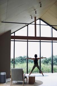 een vrouw die danst voor een groot raam bij 2R Yakushima in Yakushima +16 foto's