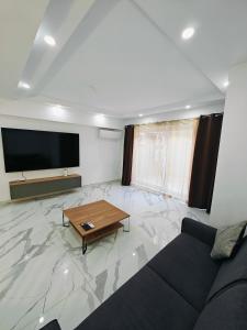 TV a/nebo společenská místnost v ubytování Large Deluxe Apartment