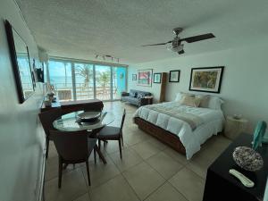 En eller flere senge i et værelse på Ocean view Studio Marina Lanais