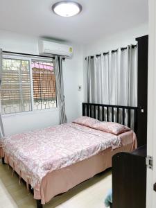 a bedroom with a bed and a window at 平安居 in Chiang Mai