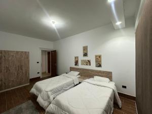 Ένα ή περισσότερα κρεβάτια σε δωμάτιο στο White Greece villa