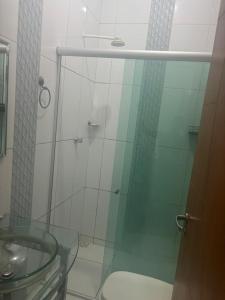a bathroom with a glass shower with a toilet at Casa em Belém cop 30 in Belém
