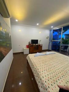 Μια τηλεόραση ή/και κέντρο ψυχαγωγίας στο Orchid bokor guest house