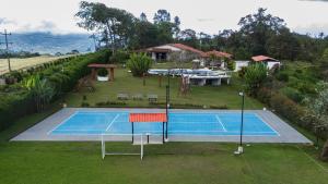 Tenis a/nebo squash v ubytování Milagros km30 nebo okolí