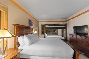 Кровать или кровати в номере Chateaux DuMont 2723