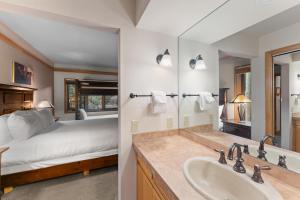 Кровать или кровати в номере Chateaux DuMont 2723 +27 фотографий