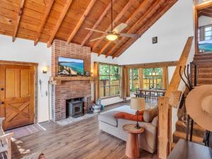 ein offenes Wohnzimmer mit Kamin und Holzdecken in der Unterkunft Tahoe Classic Cabin Near the Beach in Stateline