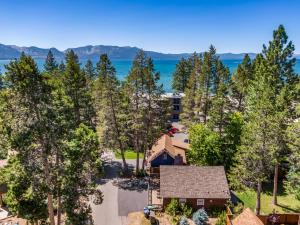 eine Luftaufnahme eines Hauses mit dem See im Hintergrund in der Unterkunft Tahoe Classic Cabin Near the Beach in Stateline