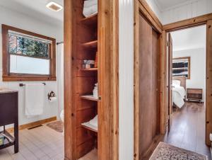 ein Bad mit Holzwänden, einem WC und einem Fenster in der Unterkunft Tahoe Classic Cabin Near the Beach in Stateline + 43 Fotos