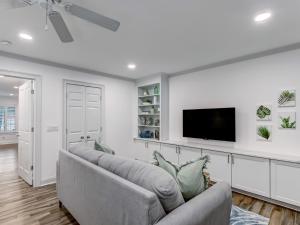 ein Wohnzimmer mit Sofa und Flachbildfernseher in der Unterkunft Crawford Coastal in Savannah