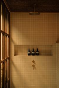 Φωτογραφία από το άλμπουμ του Calista Studios EMPAT Design-Forward 1BR Loft in Uluwatu Jungle 10 minutes from beaches σε Uluwatu