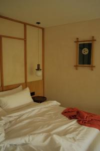 Ένα ή περισσότερα κρεβάτια σε δωμάτιο στο Calista Studios EMPAT Design-Forward 1BR Loft in Uluwatu Jungle 10 minutes from beaches