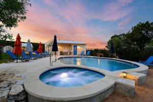 Bassein majutusasutuses Cozy Spacious Studio Cottage for a Peaceful Romantic Escape to Texas Hill Country near Dripping Springs, Texas või selle lähedal
