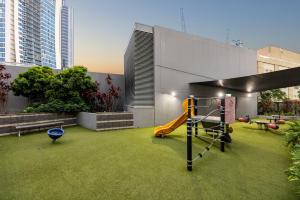 un parque infantil en la azotea de un edificio en Vogue Circle on Cavill with Stunning Ocean Views - Social media ready!, en Gold Coast