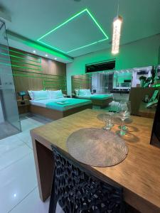 eine Küche mit einem Tisch und Weingläsern darauf in der Unterkunft A2 Motel Araras in Araras