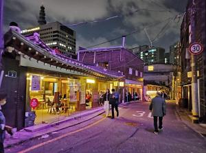 Επισκέπτες που μένουν στο Heyhome Seochon, Semi-Basement