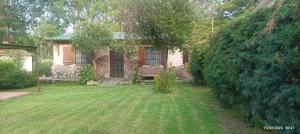 einen Hof mit einer Bank vor einem Haus in der Unterkunft Casa de Campo Mama Lucia in Villa Anizacate