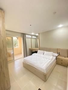 Postel nebo postele na pokoji v ubytování Nubia El Karma Beach Resort & Aqua Park