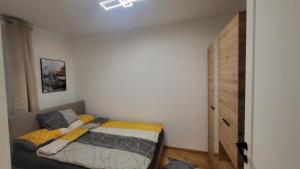 Giường trong phòng chung tại DivčiNova Luna