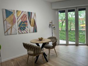 ein Esszimmer mit einem Tisch und zwei Stühlen in der Unterkunft La Maison De Milan San Siro in Mailand