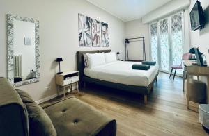 ein Schlafzimmer mit Bett und ein Wohnzimmer in der Unterkunft La Maison De Milan San Siro in Mailand
