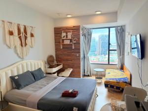 una camera da letto con un letto, una scrivania e una finestra di Citizen apartment - rivergate ad Ho Chi Minh