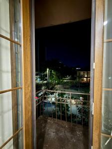 埃里温Charming Central Apartment with 2 Bedrooms & Balcony by Republic Square的开放式窗户,晚上可欣赏到城市美景