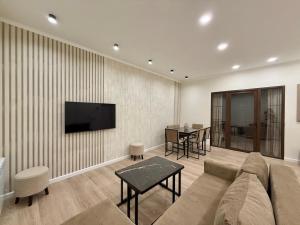 埃里温Charming Central Apartment with 2 Bedrooms & Balcony by Republic Square的配有沙发和平板电视的客厅