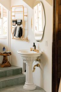 Ένα μπάνιο στο The Santa Barbara Whale House +15 φωτογραφίες