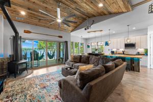 Η κουζίνα ή μικρή κουζίνα στο Nancy Key w/Pool, Wine Cave, Optional Boat Rental