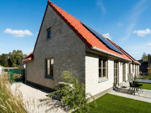 una casa de ladrillo con techo naranja en Westhinder II H54, en Koksijde