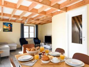 Un comedor con una mesa con pan encima. en Westhinder II H54, en Koksijde 12 fotos más
