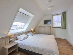 ColijnsplaatにあるBeach deluxeの大きなベッドと窓のある寝室