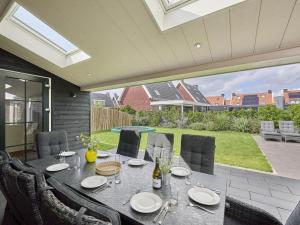 ColijnsplaatにあるBeach deluxeのダイニングテーブルと椅子付きのパティオ