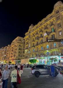 カイロにあるCairo Excellent Location hotelの建物前を歩く人々 +31枚の写真