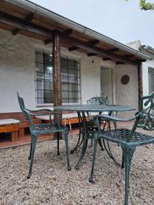 a picnic table and chairs on a patio at Quinta Los Sauces in San Miguel del Monte