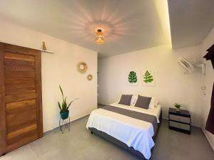 パロミノにあるAptos Villamar Palominoのベッドルーム1室(ベッド1台、ドア付) +6枚の写真