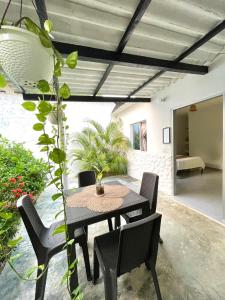 パロミノにあるAptos Villamar Palominoの黒いテーブルと椅子のあるダイニングルーム