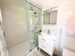 Ένα μπάνιο στο Dreamy holiday home with garden +26 φωτογραφίες