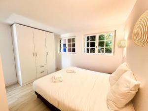 Ένα ή περισσότερα κρεβάτια σε δωμάτιο στο Dreamy holiday home with garden