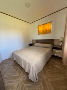 Un dormitorio con una cama grande y una ventana en Casa en Alquiler, en Piriápolis