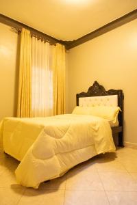 Postel nebo postele na pokoji v ubytování JH Luxury Suites