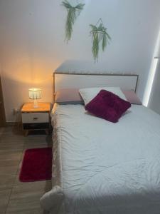 een slaapkamer met een groot wit bed en een nachtkastje bij Apartment, 3 bedrooms and 2 full bathrooms in Armenia +60 foto's