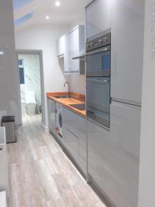 Kuchyň nebo kuchyňský kout v ubytování Spacious 3-bedroom Ipswich House with Parking